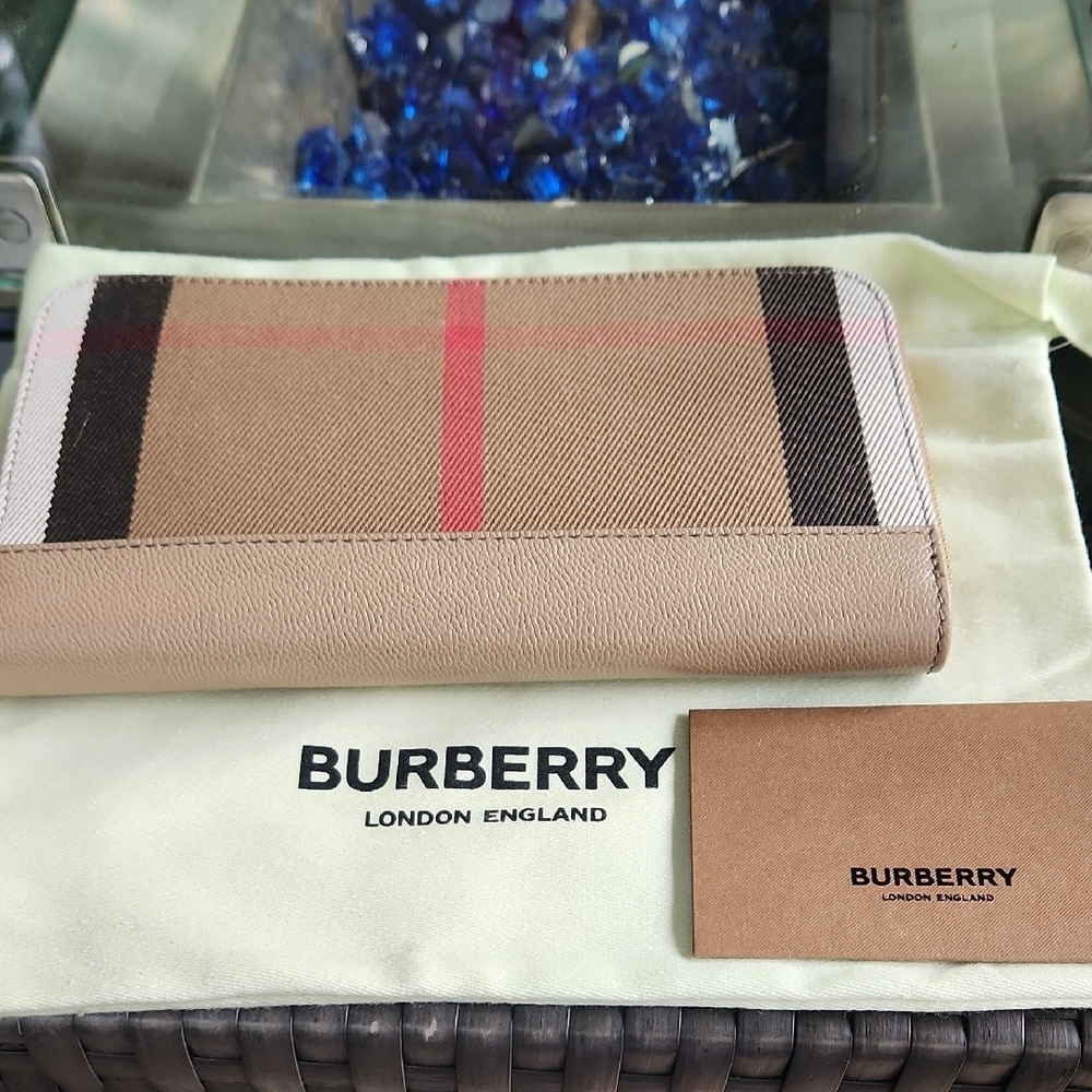 Burberry Chestnut Beige Checkered Zip Wallet - Picture 6 of 6